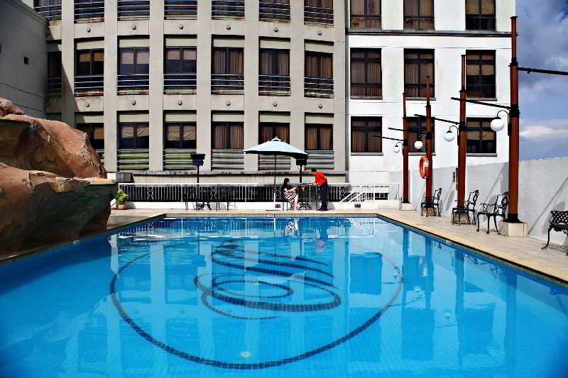 קוצ'ינג The Apartments At Merdeka Palace Hotel מראה חיצוני תמונה