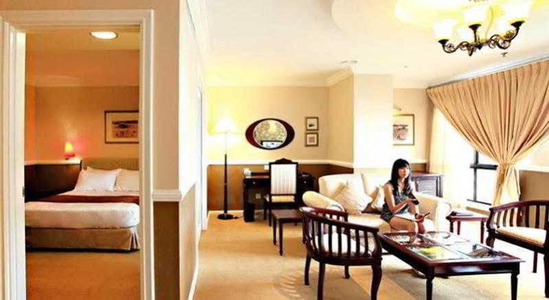 קוצ'ינג The Apartments At Merdeka Palace Hotel מראה חיצוני תמונה